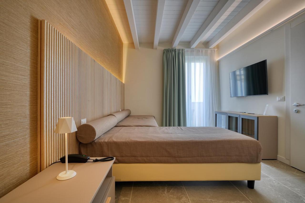 Hotel Palazzo Del Garda & Spa デセンツァーノ・デル・ガルダ エクステリア 写真