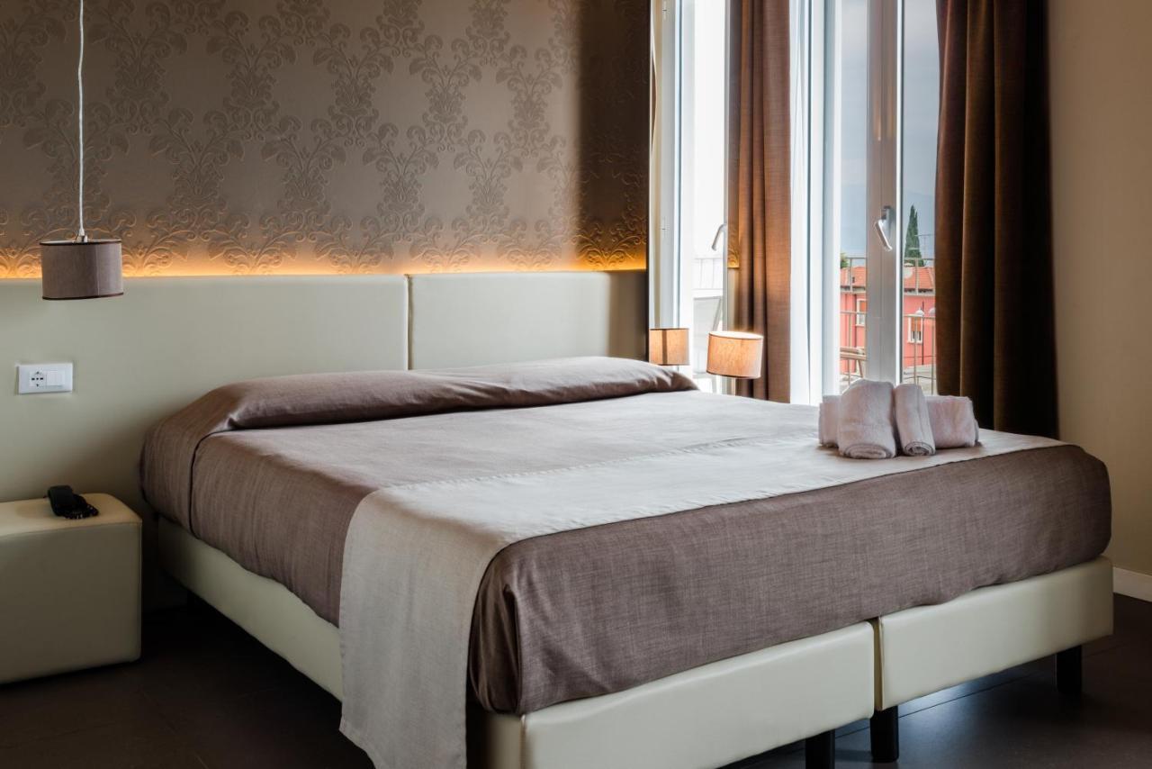Hotel Palazzo Del Garda & Spa デセンツァーノ・デル・ガルダ エクステリア 写真